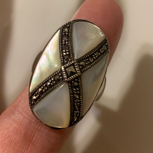 Gorgeous Sterling Silver Mother of Pearl Ring with Marcasite Stones. - Picture 1 of 2